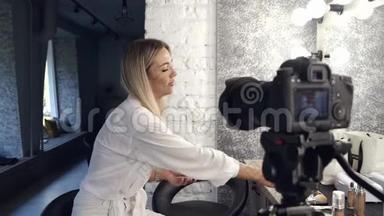 一位化妆师正在拍摄一个美女视频